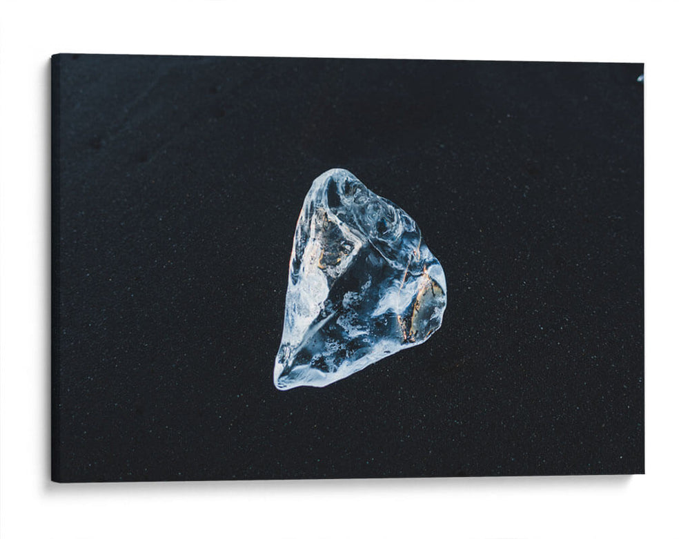 Diamante en bruto sobre arena negra | Cuadro decorativo de Canvas Lab
