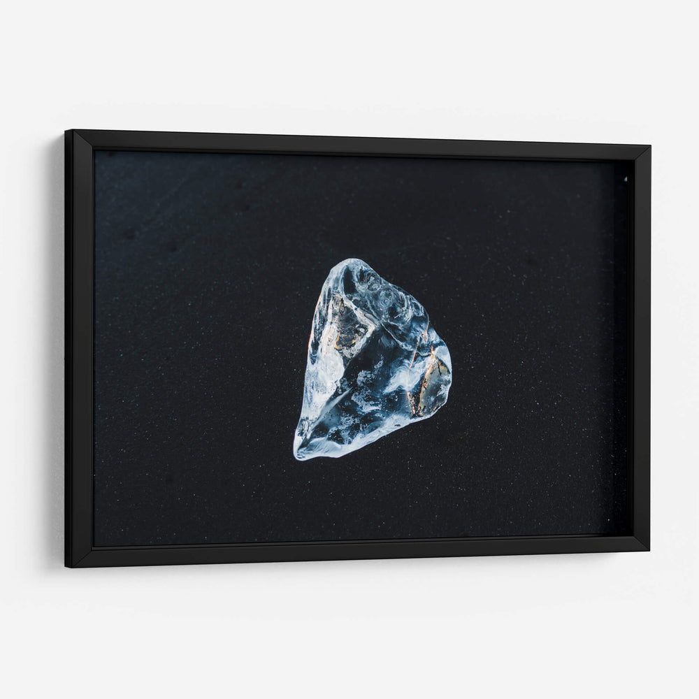 Diamante en bruto sobre arena negra | Cuadro decorativo de Canvas Lab