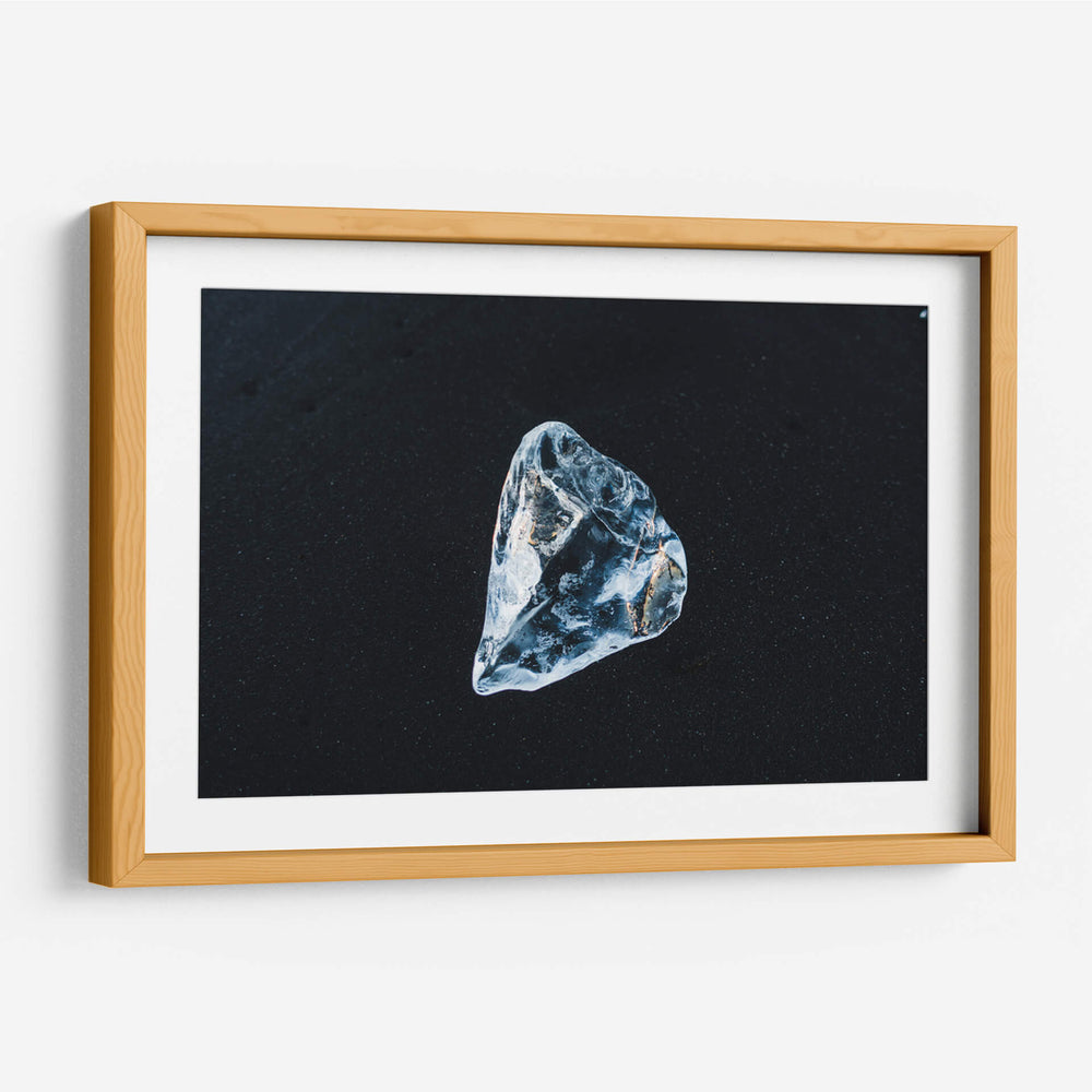 Diamante en bruto sobre arena negra | Cuadro decorativo de Canvas Lab