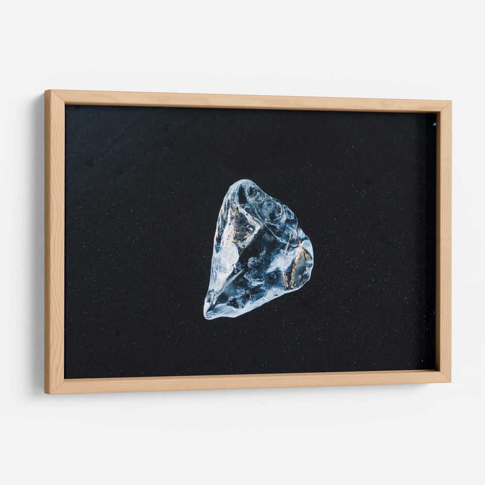 Diamante en bruto sobre arena negra | Cuadro decorativo de Canvas Lab