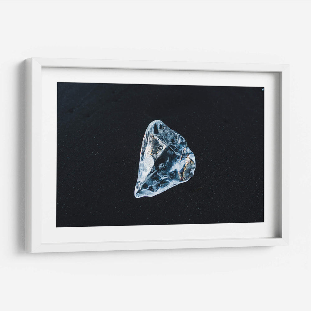 Diamante en bruto sobre arena negra | Cuadro decorativo de Canvas Lab