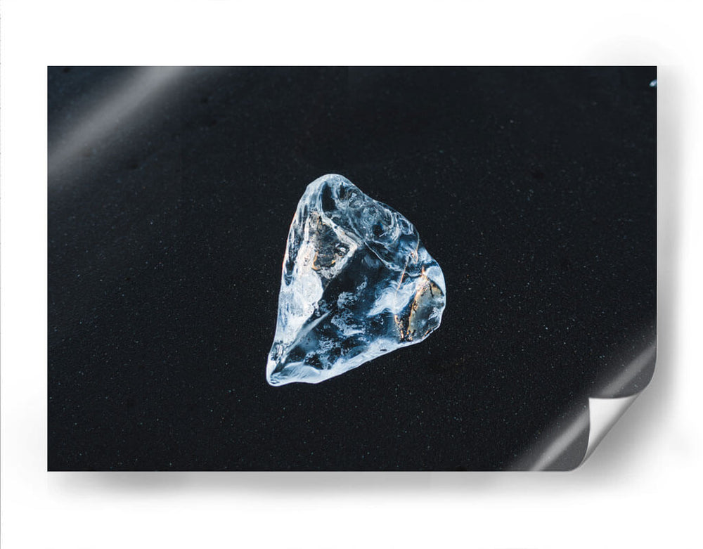 Diamante en bruto sobre arena negra | Cuadro decorativo de Canvas Lab
