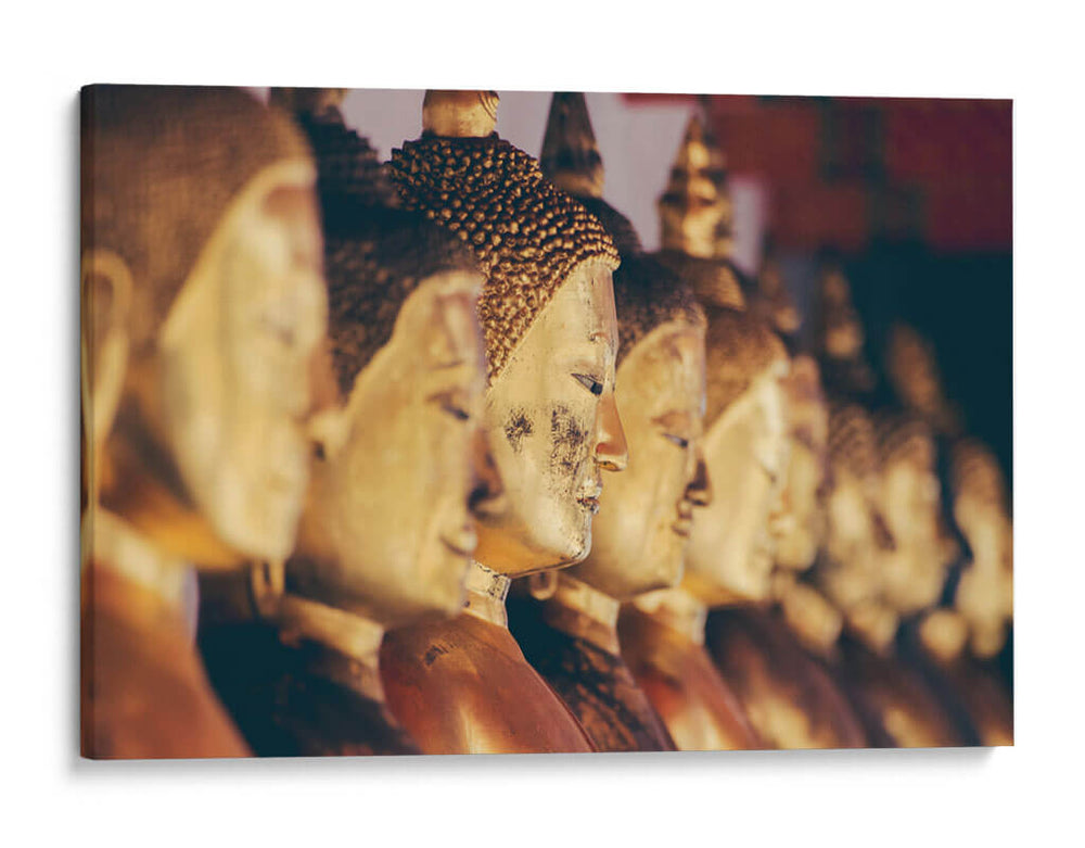 Hilera de estatuas de oro de Buda en un templo religioso en Bangkok | Cuadro decorativo de Canvas Lab
