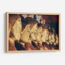 Hilera de estatuas de oro de Buda en un templo religioso en Bangkok | Cuadro decorativo de Canvas Lab