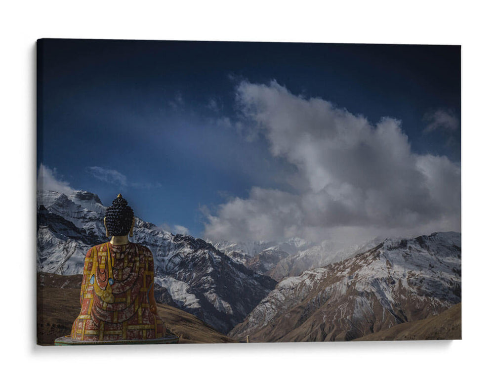 Buda sentado con vistas a las montañas abiertas y la tierra con nubes arriba | Cuadro decorativo de Canvas Lab