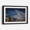Buda sentado con vistas a las montañas abiertas y la tierra con nubes arriba | Cuadro decorativo de Canvas Lab