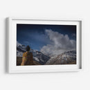 Buda sentado con vistas a las montañas abiertas y la tierra con nubes arriba | Cuadro decorativo de Canvas Lab