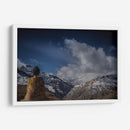 Buda sentado con vistas a las montañas abiertas y la tierra con nubes arriba | Cuadro decorativo de Canvas Lab