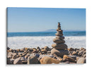 Equilibrio de piedra con torre de guijarros en la playa rocosa de Ventura | Cuadro decorativo de Canvas Lab