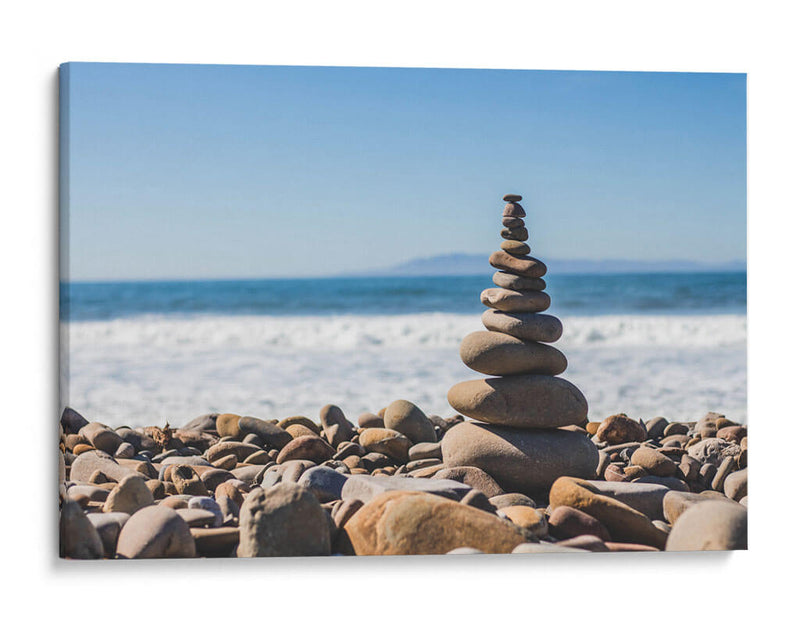 Equilibrio de piedra con torre de guijarros en la playa rocosa de Ventura | Cuadro decorativo de Canvas Lab