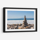 Equilibrio de piedra con torre de guijarros en la playa rocosa de Ventura | Cuadro decorativo de Canvas Lab