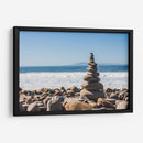 Equilibrio de piedra con torre de guijarros en la playa rocosa de Ventura | Cuadro decorativo de Canvas Lab