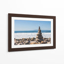 Equilibrio de piedra con torre de guijarros en la playa rocosa de Ventura | Cuadro decorativo de Canvas Lab