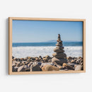 Equilibrio de piedra con torre de guijarros en la playa rocosa de Ventura | Cuadro decorativo de Canvas Lab
