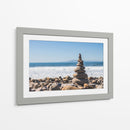 Equilibrio de piedra con torre de guijarros en la playa rocosa de Ventura | Cuadro decorativo de Canvas Lab