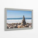 Equilibrio de piedra con torre de guijarros en la playa rocosa de Ventura | Cuadro decorativo de Canvas Lab