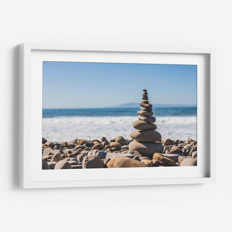 Equilibrio de piedra con torre de guijarros en la playa rocosa de Ventura | Cuadro decorativo de Canvas Lab