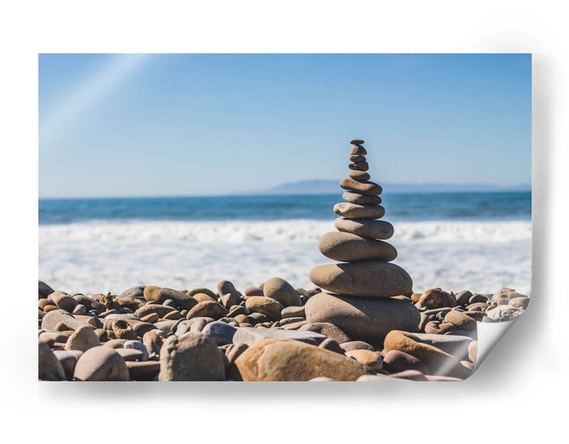Equilibrio de piedra con torre de guijarros en la playa rocosa de Ventura | Cuadro decorativo de Canvas Lab