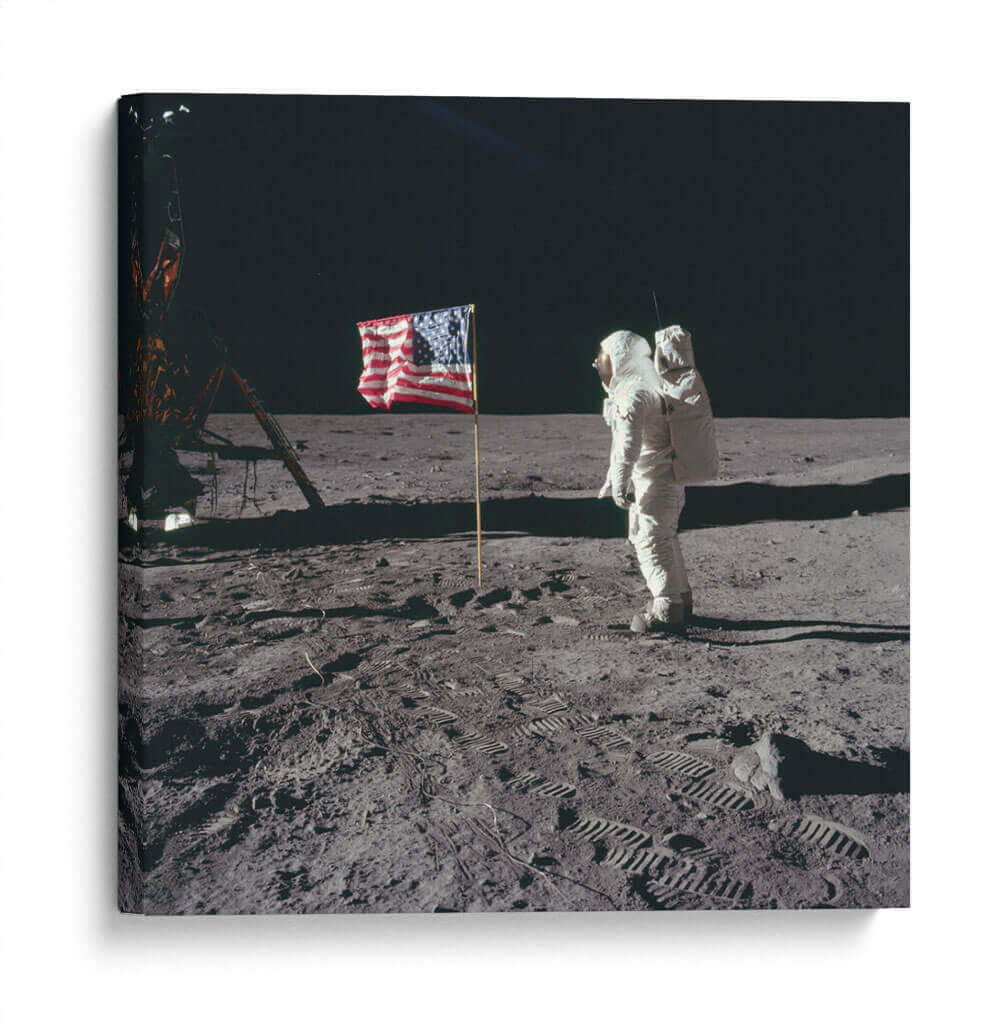 Buzz Aldrin saludando a la bandera estadounidense | Cuadro decorativo de Canvas Lab