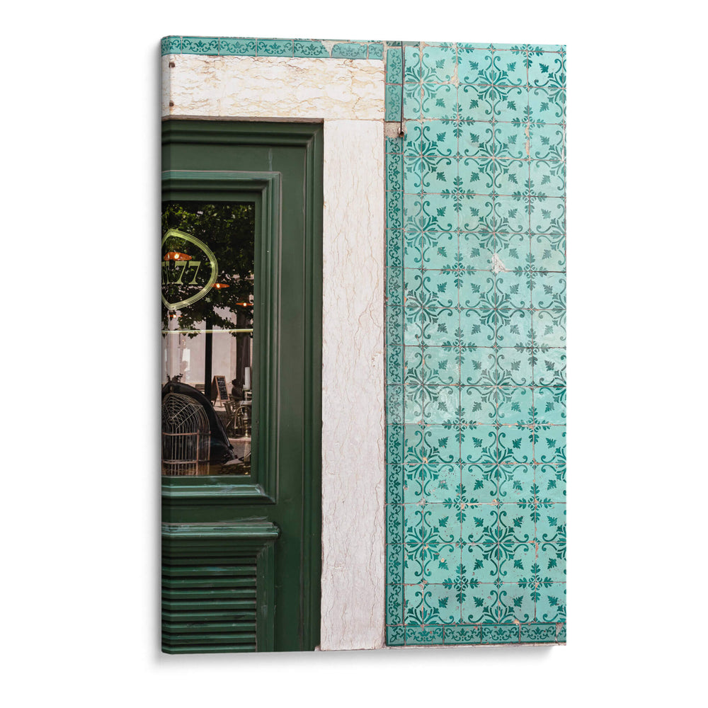 Puerta Verde con Azulejos Portugueses en Lisboa - Wandering Pixels Co. | Cuadro decorativo de Canvas Lab