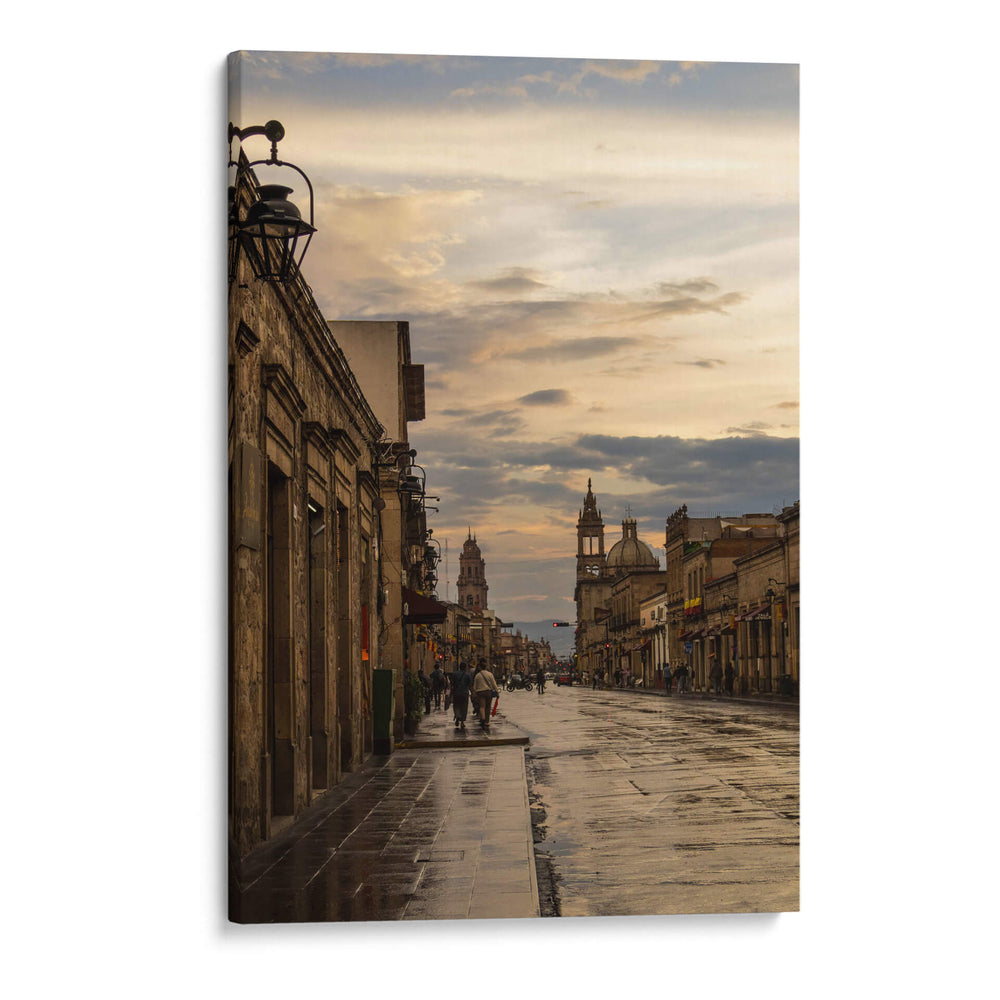 Atardecer en la Avenida Madero de Morelia después de la lluvia – Vista de calle histórica con reflejos. - Nosion | Cuadro decorativo de Canvas Lab