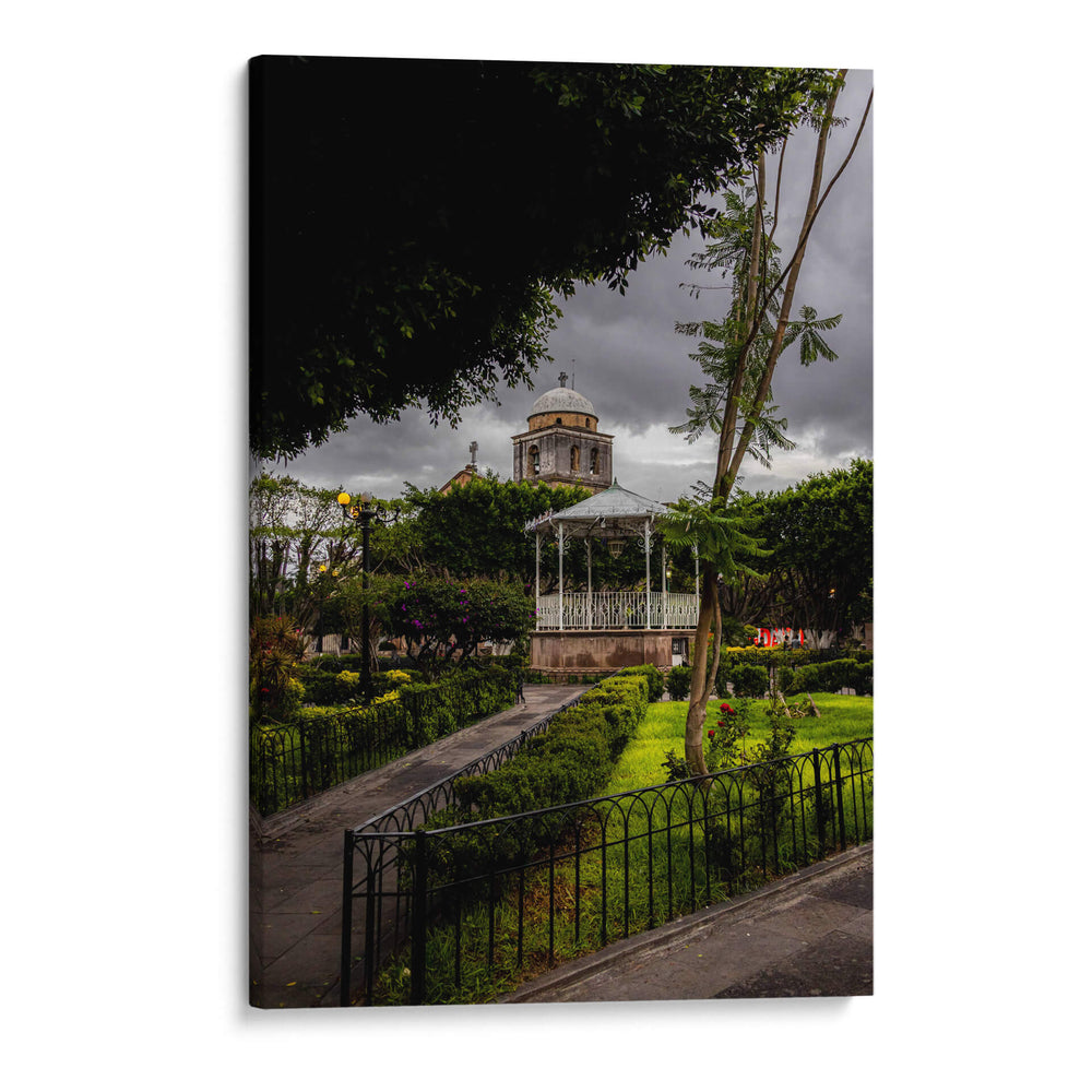 Serenidad en un Día Lluvioso en la Plaza Histórica de Copándaro de Galeana. - Nosion | Cuadro decorativo de Canvas Lab