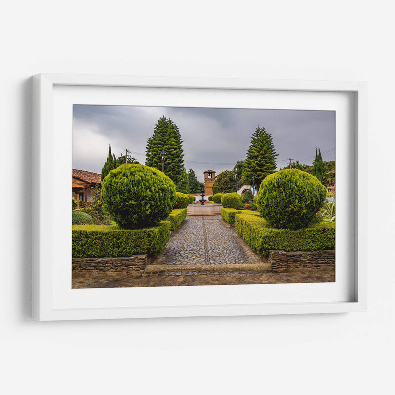 Plaza Principal de Tupátaro – Equilibrio entre historia y naturaleza. - Nosion | Cuadro decorativo de Canvas Lab