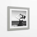 Modelo en la playa - Metin OTU | Cuadro decorativo de Canvas Lab