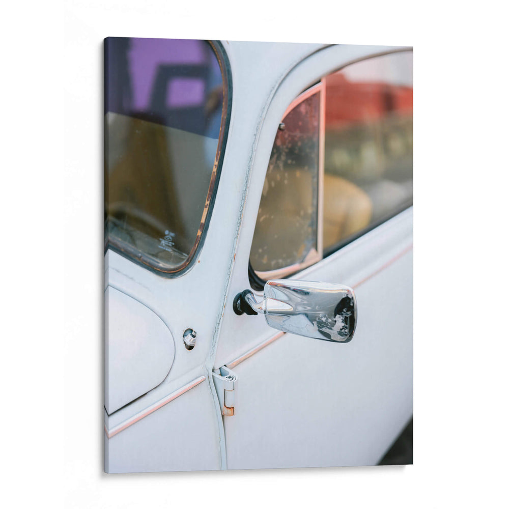 Un Volkswagen Beetle pastel en las calles de Oaxaca, México - Raisa Zwart | Cuadro decorativo de Canvas Lab