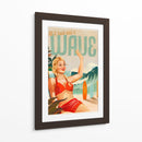 Chica pin-up surfeando en la playa en bikini - The Whiskey Ginger | Cuadro decorativo de Canvas Lab