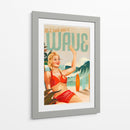 Chica pin-up surfeando en la playa en bikini - The Whiskey Ginger | Cuadro decorativo de Canvas Lab