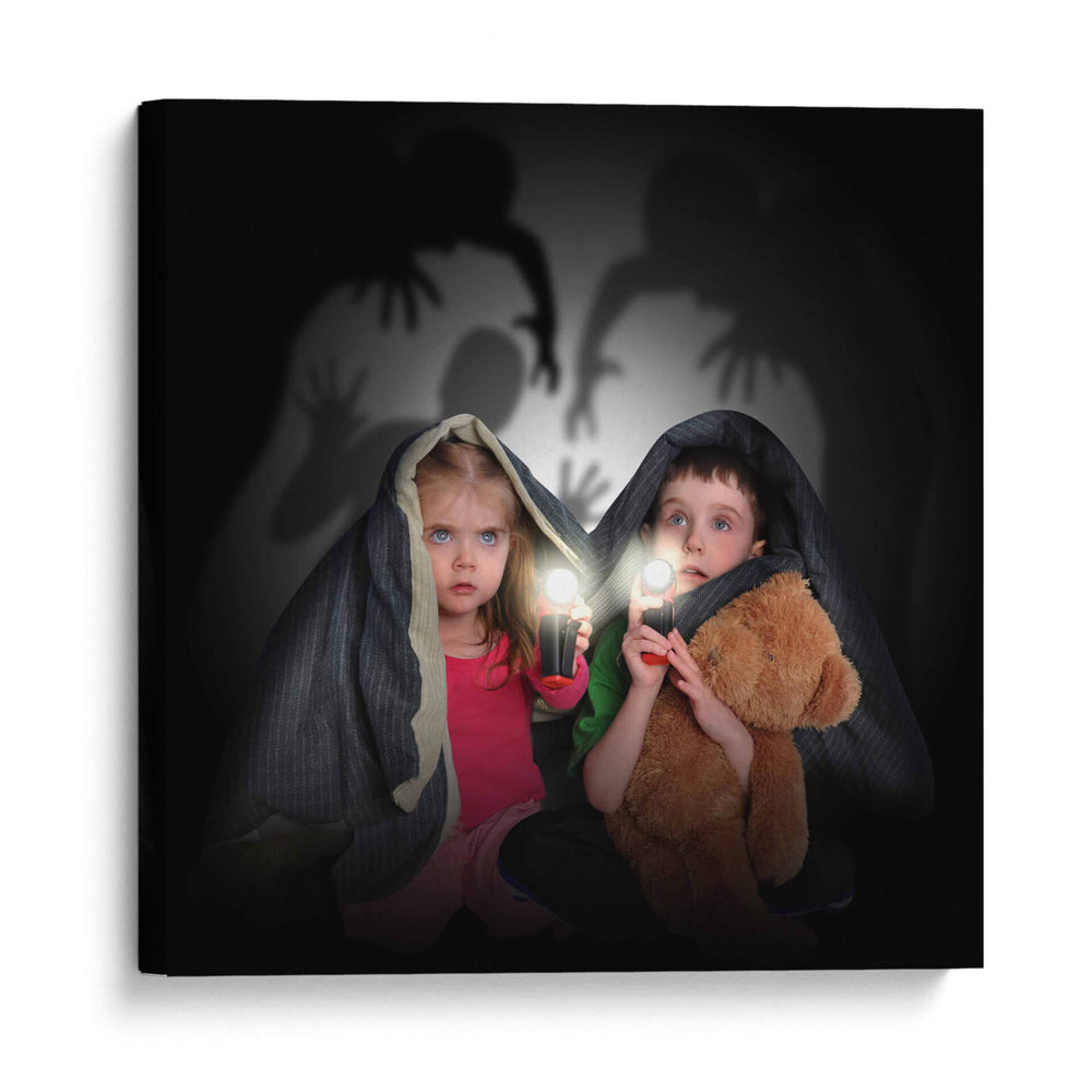 Niños asustados mirando las sombras nocturnas - Angela Waye | Cuadro decorativo de Canvas Lab