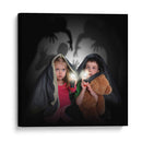 Niños asustados mirando las sombras nocturnas - Angela Waye | Cuadro decorativo de Canvas Lab