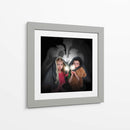 Niños asustados mirando las sombras nocturnas - Angela Waye | Cuadro decorativo de Canvas Lab