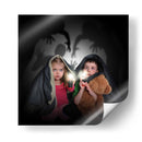 Niños asustados mirando las sombras nocturnas - Angela Waye | Cuadro decorativo de Canvas Lab