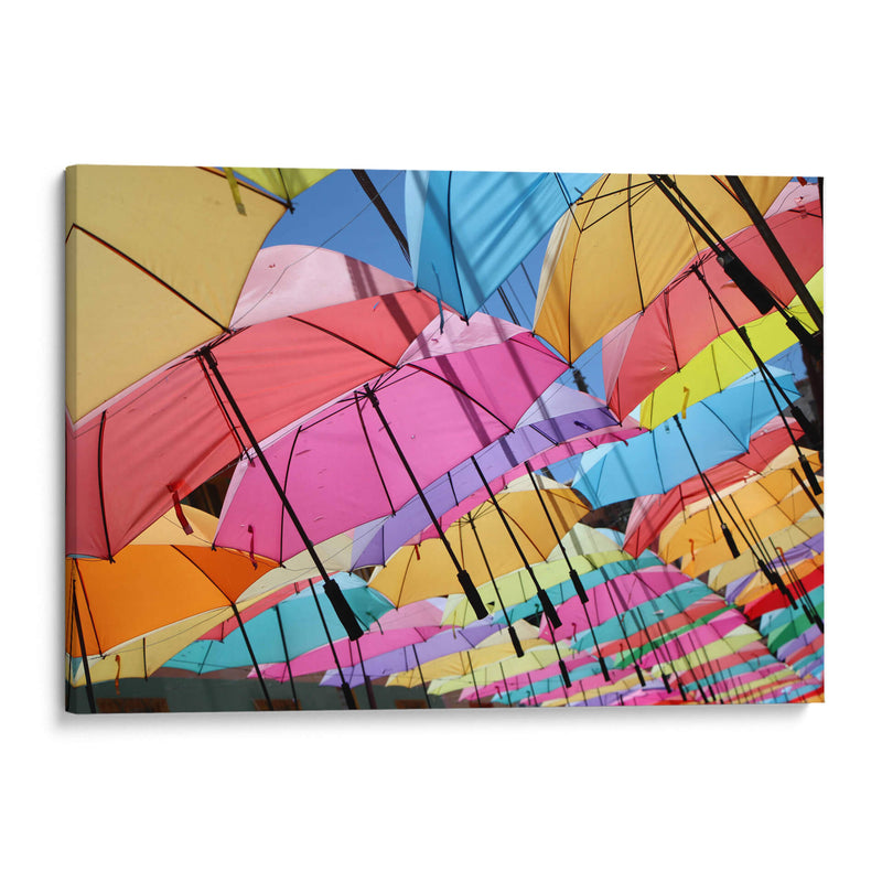 Paraguas en el colorido Guatapé - Luis Rodrigo Magaña Andrade | Cuadro decorativo de Canvas Lab