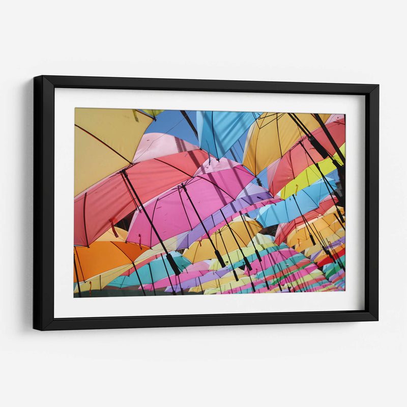 Paraguas en el colorido Guatapé - Luis Rodrigo Magaña Andrade | Cuadro decorativo de Canvas Lab