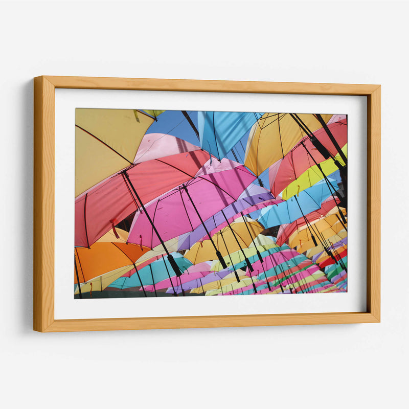 Paraguas en el colorido Guatapé - Luis Rodrigo Magaña Andrade | Cuadro decorativo de Canvas Lab