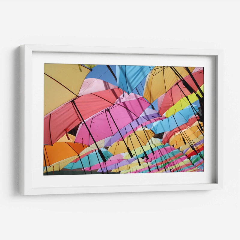 Paraguas en el colorido Guatapé - Luis Rodrigo Magaña Andrade | Cuadro decorativo de Canvas Lab