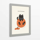 Gato negro sentado juguetonamente en una calabaza - Tara Royle | Cuadro decorativo de Canvas Lab