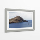 Acantilado Rocoso con Arco Natural y Mar Azul - Wandering Pixels Co. | Cuadro decorativo de Canvas Lab