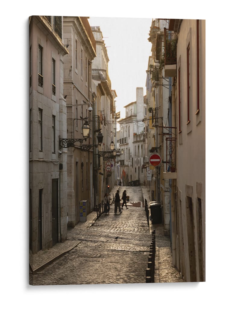 Callejón Empedrado con Lámparas Vintage - Wandering Pixels Co. | Cuadro decorativo de Canvas Lab