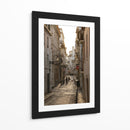 Callejón Empedrado con Lámparas Vintage - Wandering Pixels Co. | Cuadro decorativo de Canvas Lab