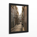 Callejón Empedrado con Lámparas Vintage - Wandering Pixels Co. | Cuadro decorativo de Canvas Lab
