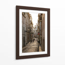 Callejón Empedrado con Lámparas Vintage - Wandering Pixels Co. | Cuadro decorativo de Canvas Lab