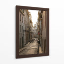 Callejón Empedrado con Lámparas Vintage - Wandering Pixels Co. | Cuadro decorativo de Canvas Lab