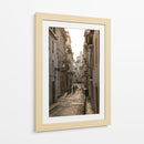 Callejón Empedrado con Lámparas Vintage - Wandering Pixels Co. | Cuadro decorativo de Canvas Lab