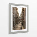 Callejón Empedrado con Lámparas Vintage - Wandering Pixels Co. | Cuadro decorativo de Canvas Lab