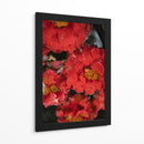 Flores Rojas con Gotas de Lluvia y Abeja - Wandering Pixels Co. | Cuadro decorativo de Canvas Lab