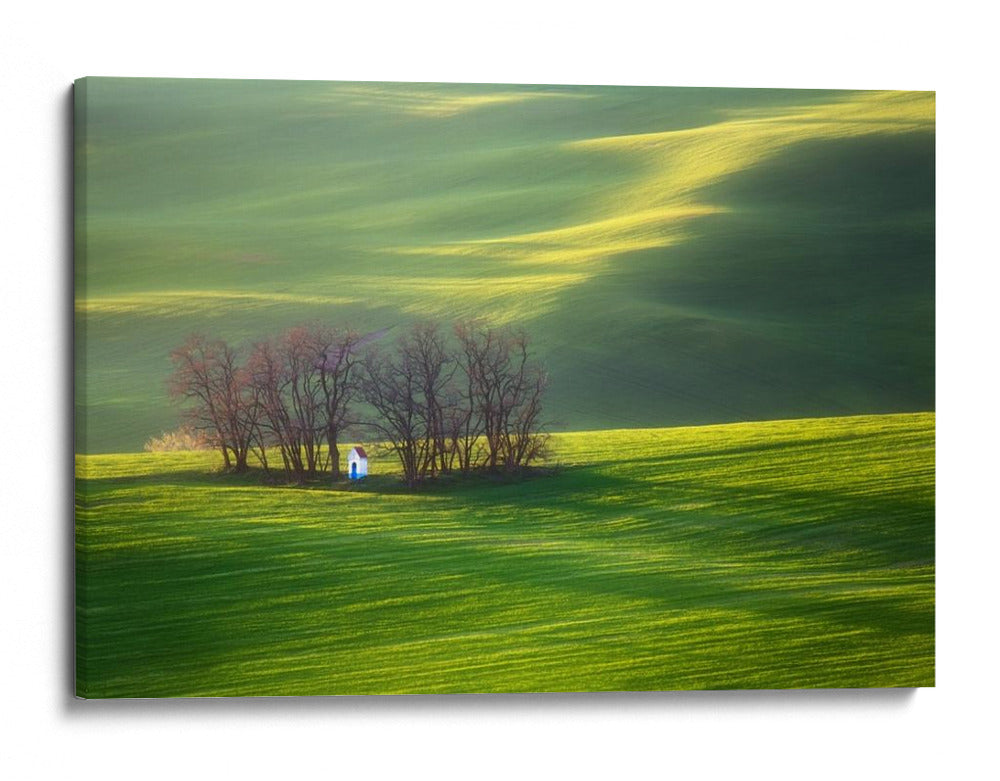 Capilla en los campos verdes - Krzysztof Browko | Cuadro decorativo de Canvas Lab